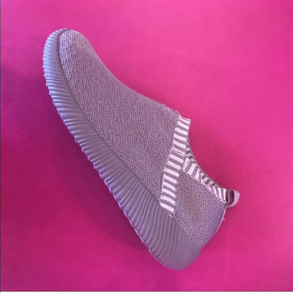 ⭐️🎉HP🎉⭐️ Grey & white sneaker 🏃🏽‍♀️TRENDING - Picture 4 of 4