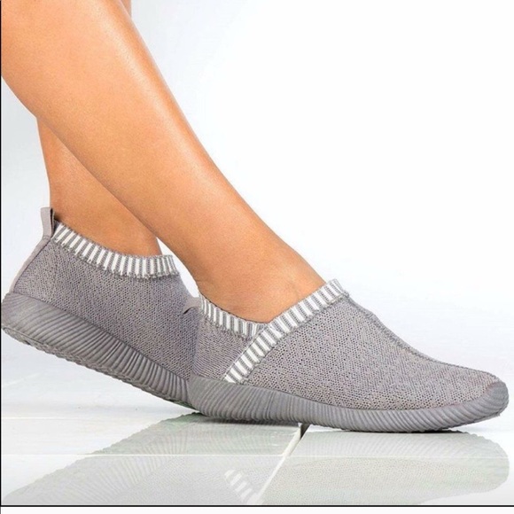 Qupid Shoes - ⭐️🎉HP🎉⭐️ Grey & white sneaker 🏃🏽‍♀️TRENDING