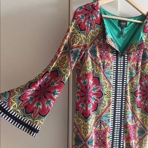 LAUNDRY! Fun dress with small trumpet sleeveSize 6