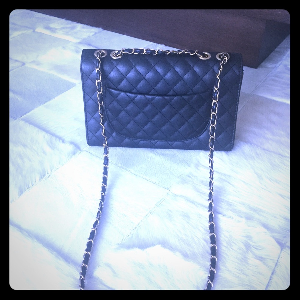 Maxi Chain Around Flap Black handbag