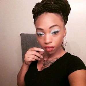 Meet your Posher, Ebony