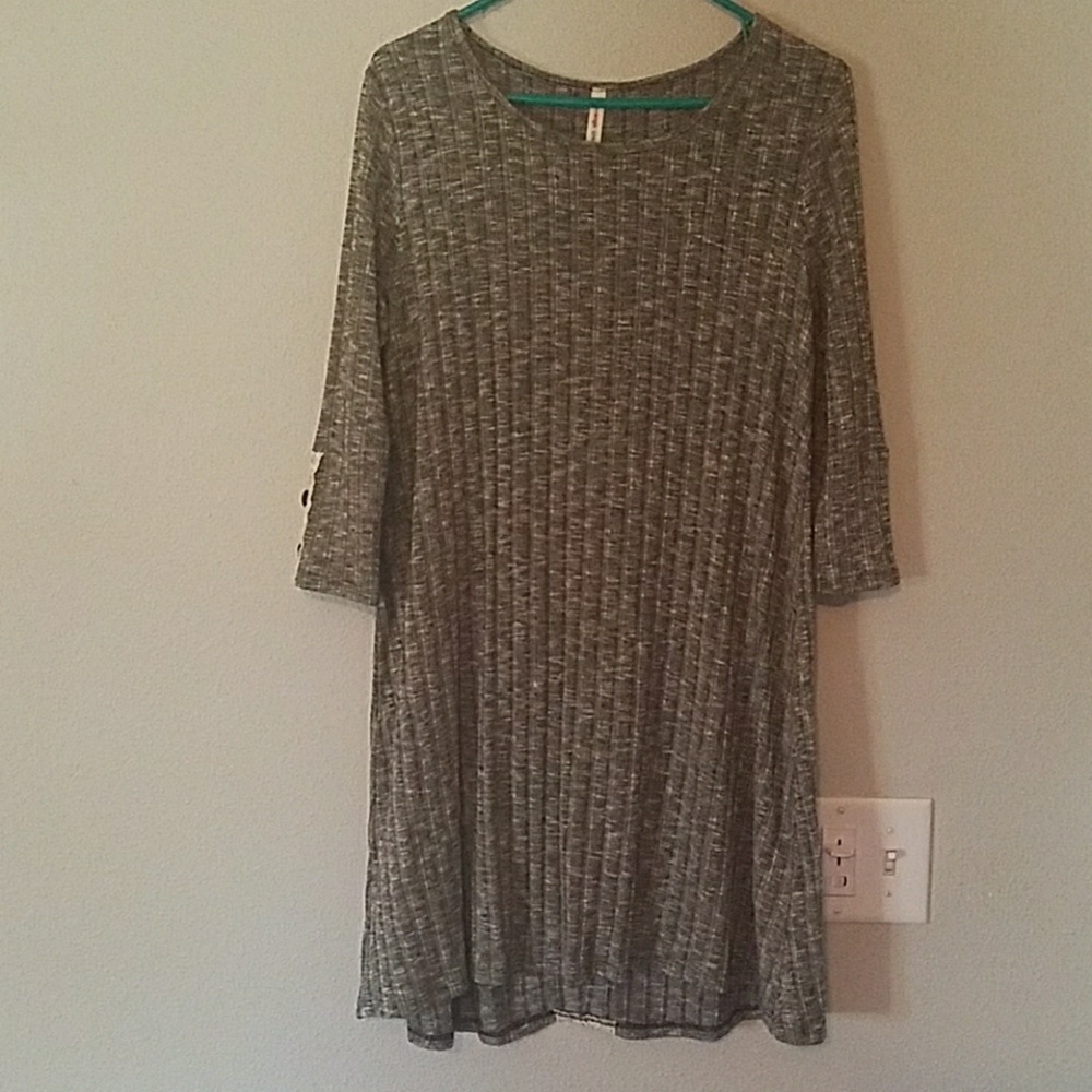 Gray tunic with lace back detail