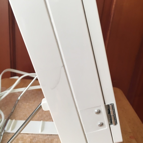 Lighted Makeup Mirror w/outlet - Picture 5 of 8