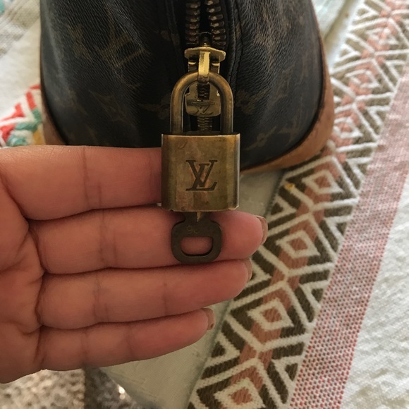 Authentic LV alma bag with lock and key - Picture 3 of 6