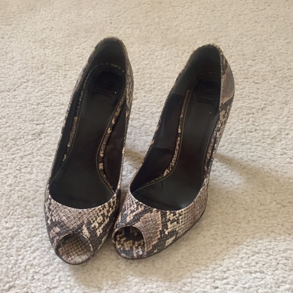 ZARA peep toe snakeprint pumps