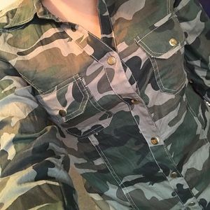 🎈CAMO BUTTON DOWN SZ : S