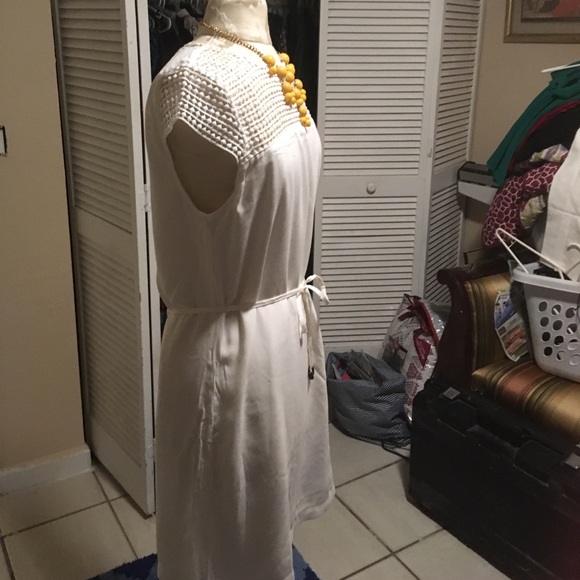 White with beautiful design on top ready for sale - Picture 3 of 6