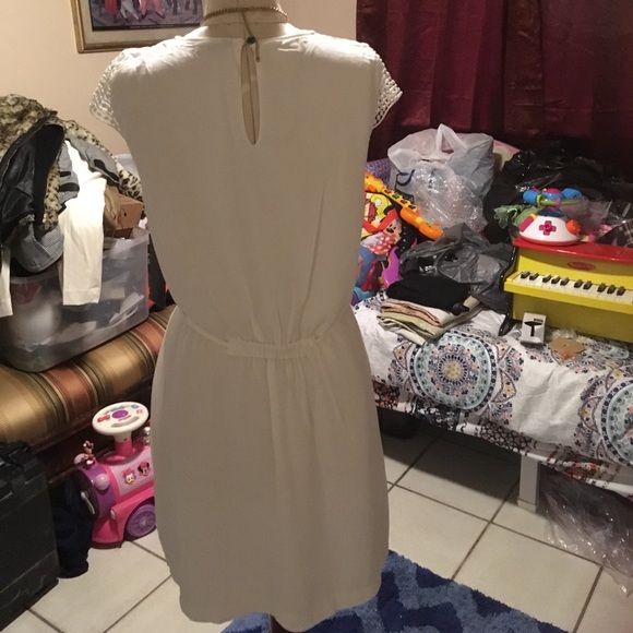 White with beautiful design on top ready for sale - Picture 4 of 6