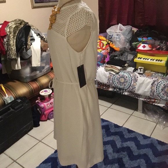 White with beautiful design on top ready for sale - Picture 5 of 6