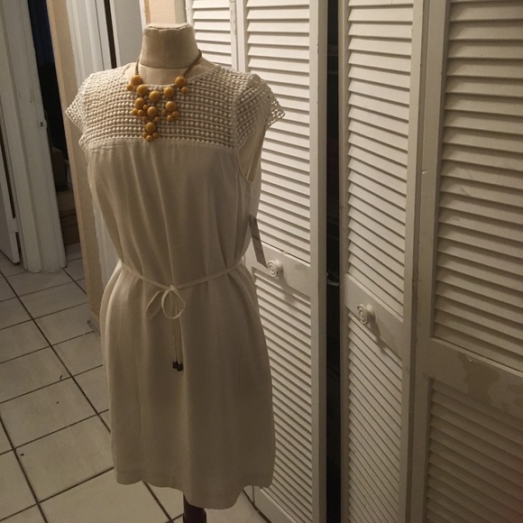 White with beautiful design on top ready for sale - Picture 6 of 6