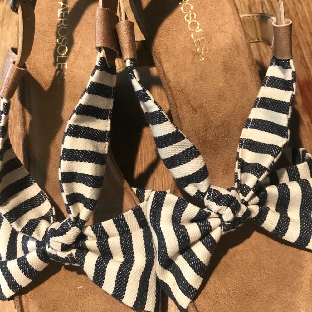 NWOB Aerosoles Size 11 Blue and white wedges