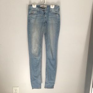 HOLLISTER LIGHT WASH SUPER SKINNY JEANS