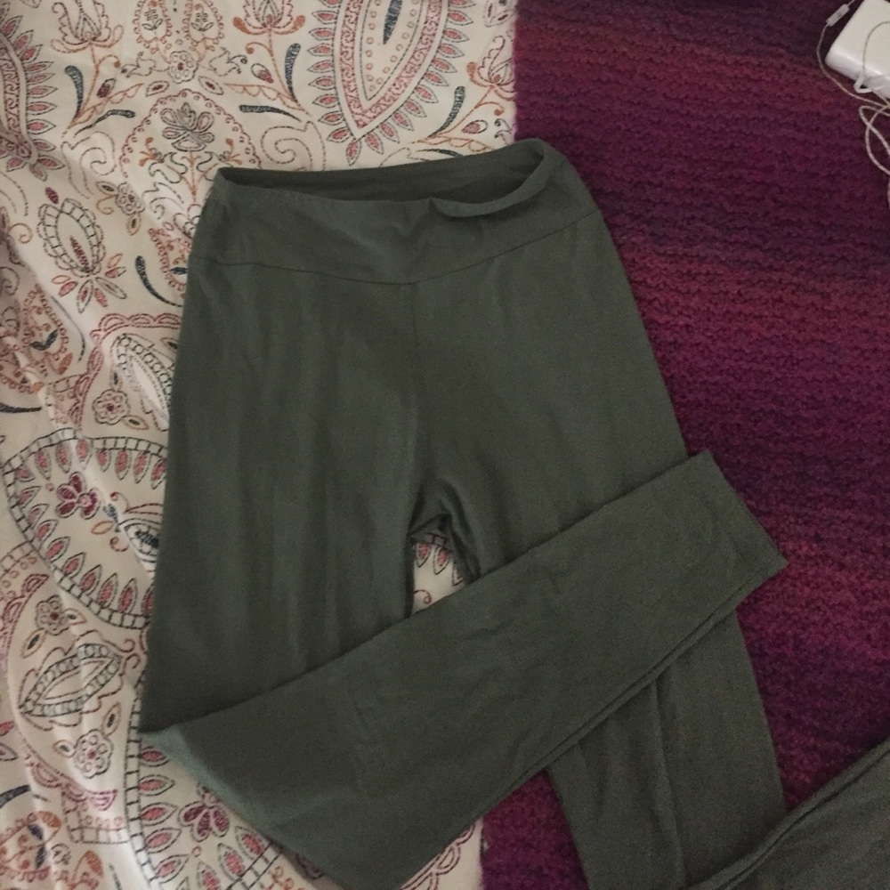 Soft Olive Green Lula Roe Leggings!