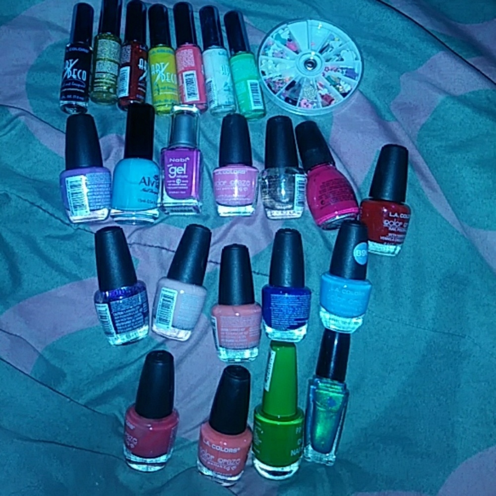 Nail polish bundle plus a 3D nail art pack
