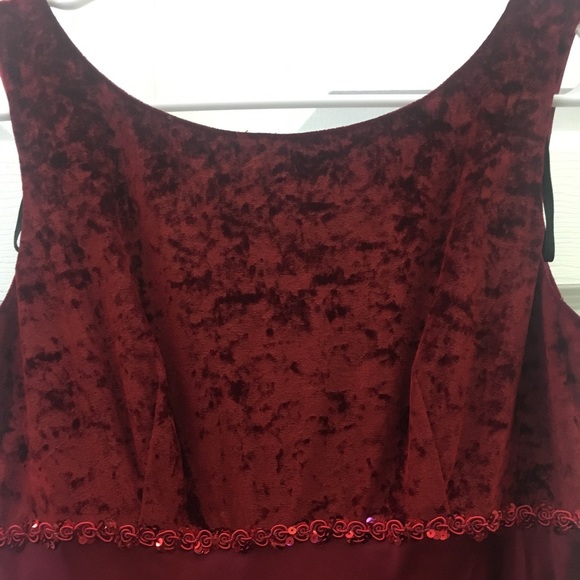 Long red gown - Picture 2 of 4