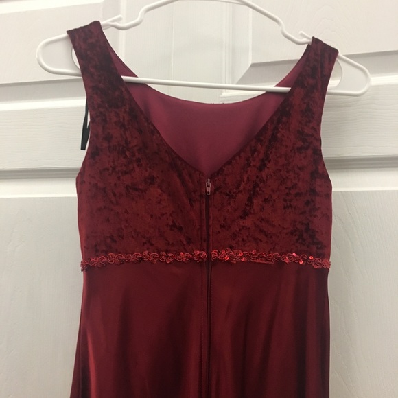 Long red gown - Picture 3 of 4