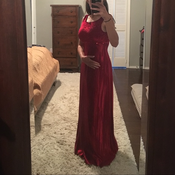 Long red gown - Picture 4 of 4