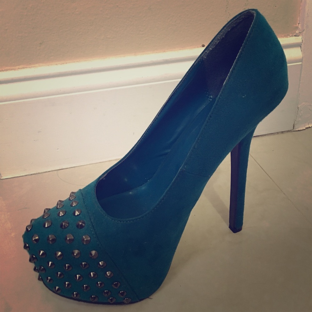 7 1/2 Teal pump spiked toe heel.