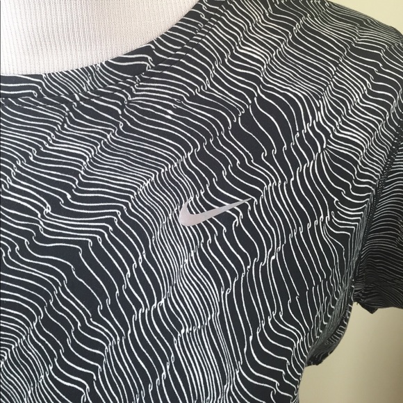 Like New NIKE Running Shirt Large - Picture 2 of 6