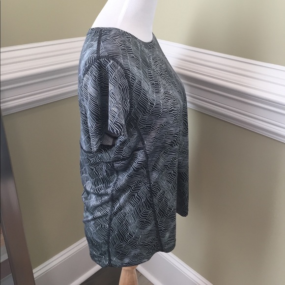 Like New NIKE Running Shirt Large - Picture 3 of 6