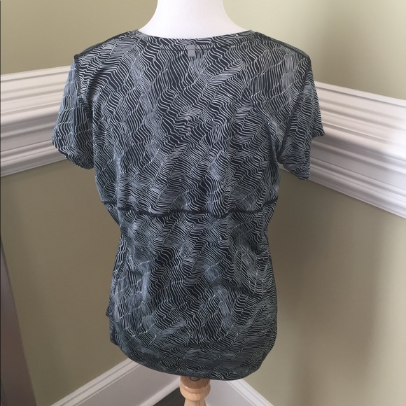 Like New NIKE Running Shirt Large - Picture 4 of 6