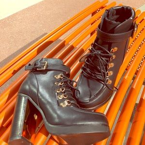 BOOTIES! 😍👑 black & gold chunky heel