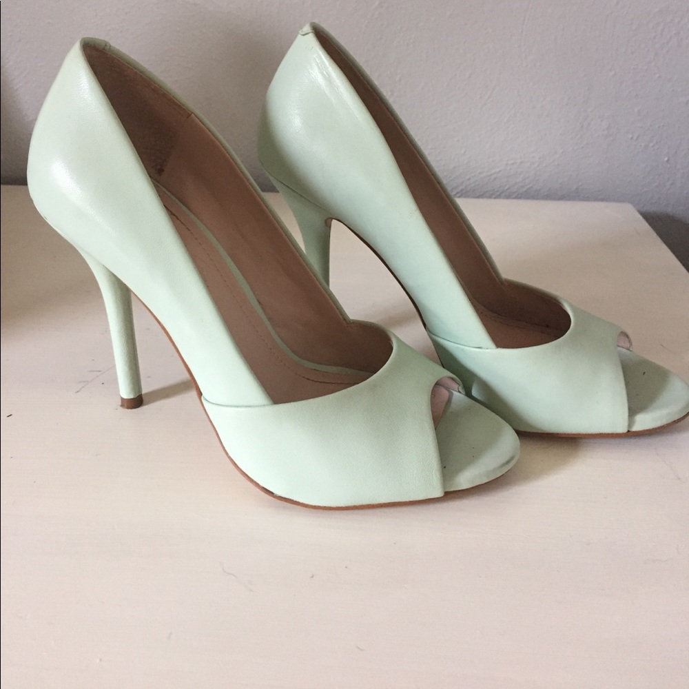 BCBG mint pump