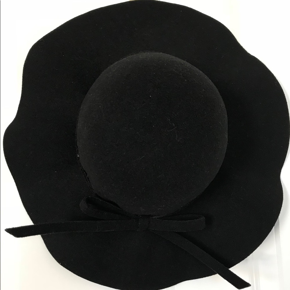 Floppy black hat