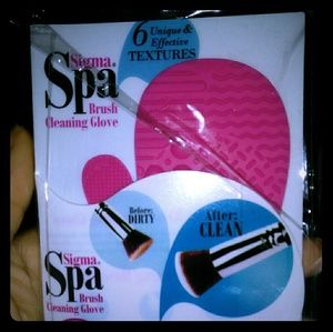 Mini Cleaning glove for makeup brushes