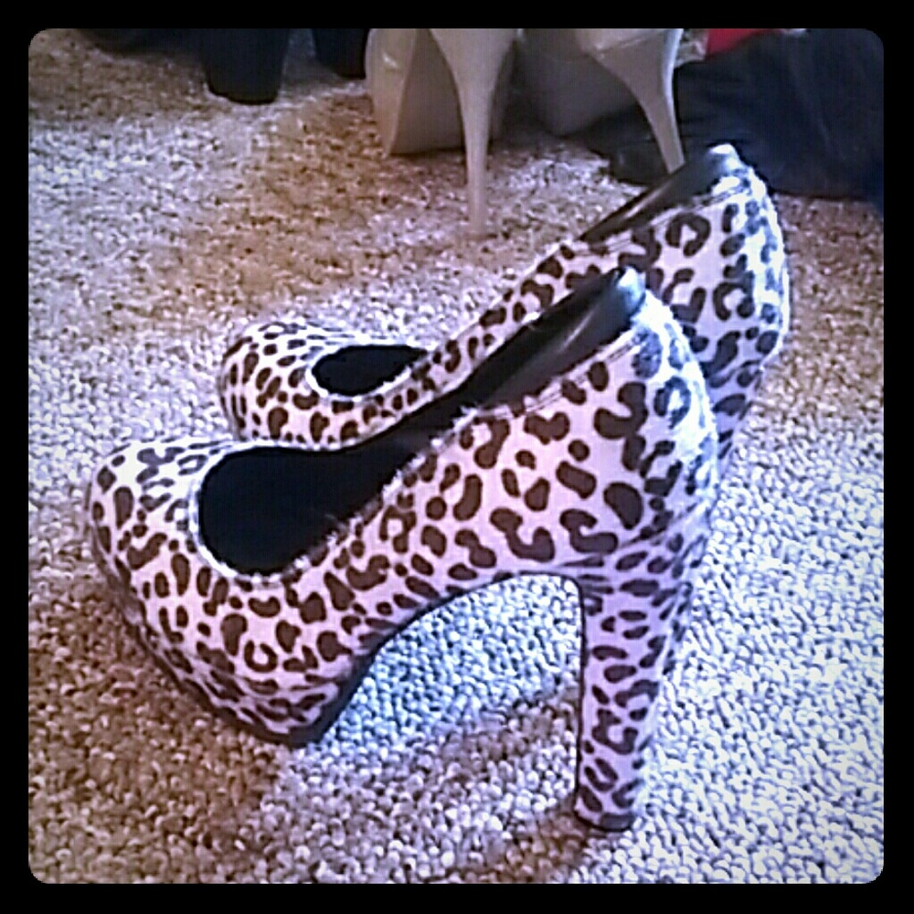 Xhilaration Leopard Stilettos sz 9