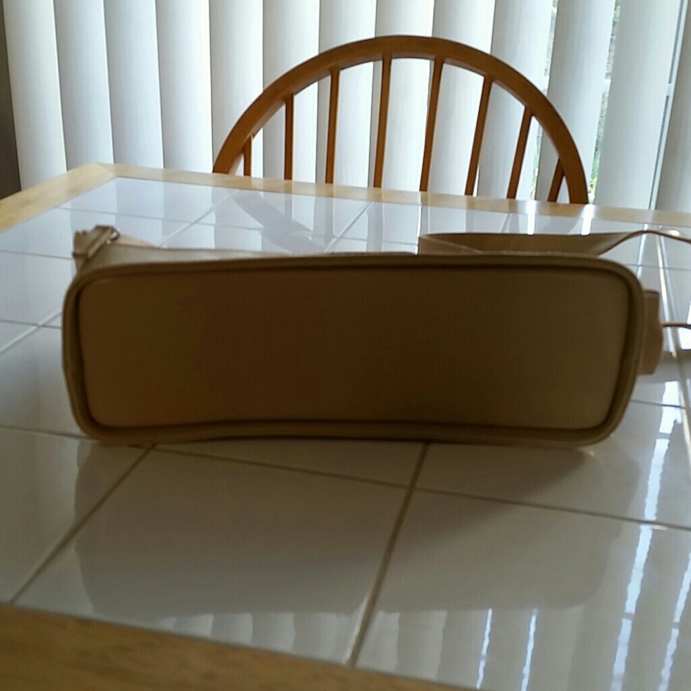 Womens beige Liz Claiborne purse - Picture 5 of 8