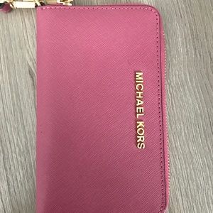 Michael Kors jet set travel large flat wristlet