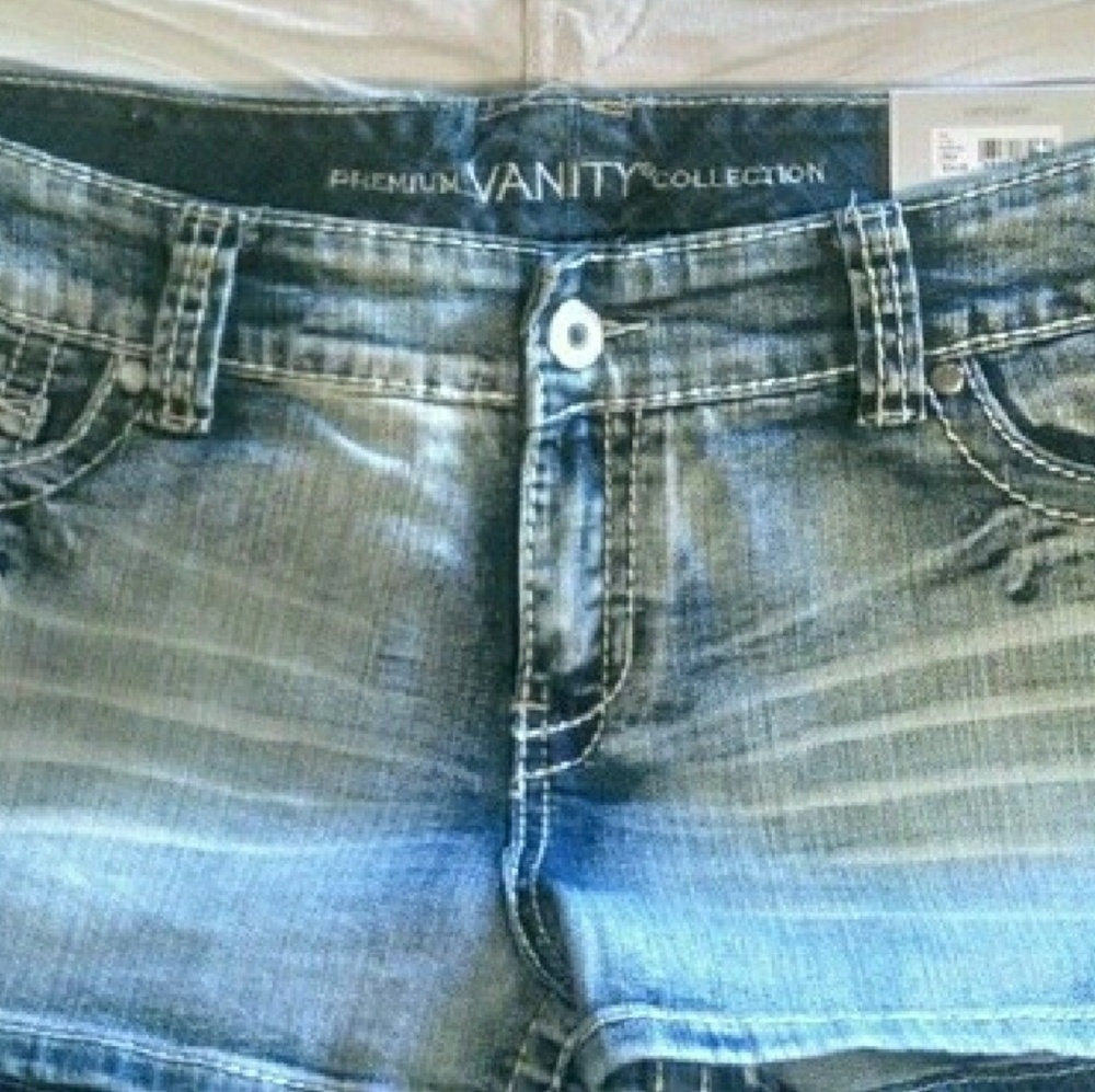 Vanity ~ Curvy shorts 32" NWT