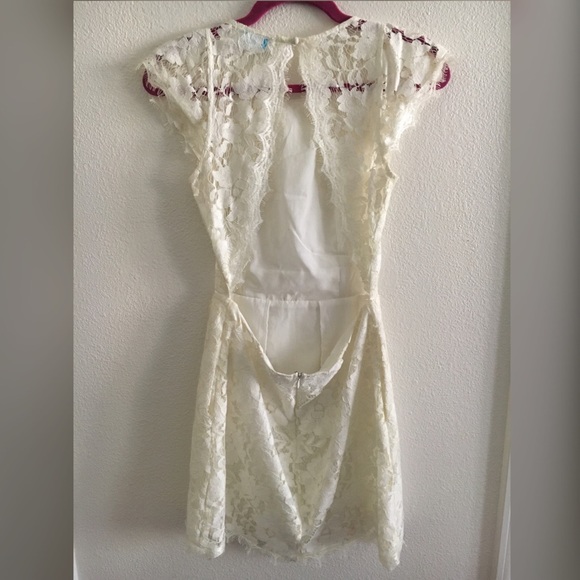 Lace open back dress - Picture 4 of 8