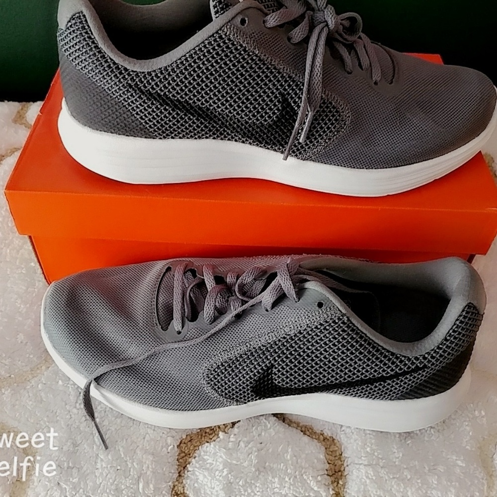 Nike Revolution men sneakers