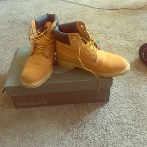 size 6 authentic timberlands boots. (Kids)