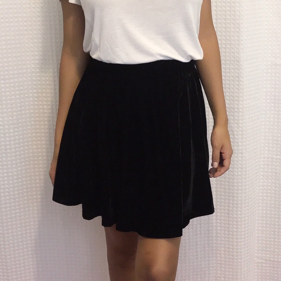 Black velvet flared skirt - Picture 3 of 3