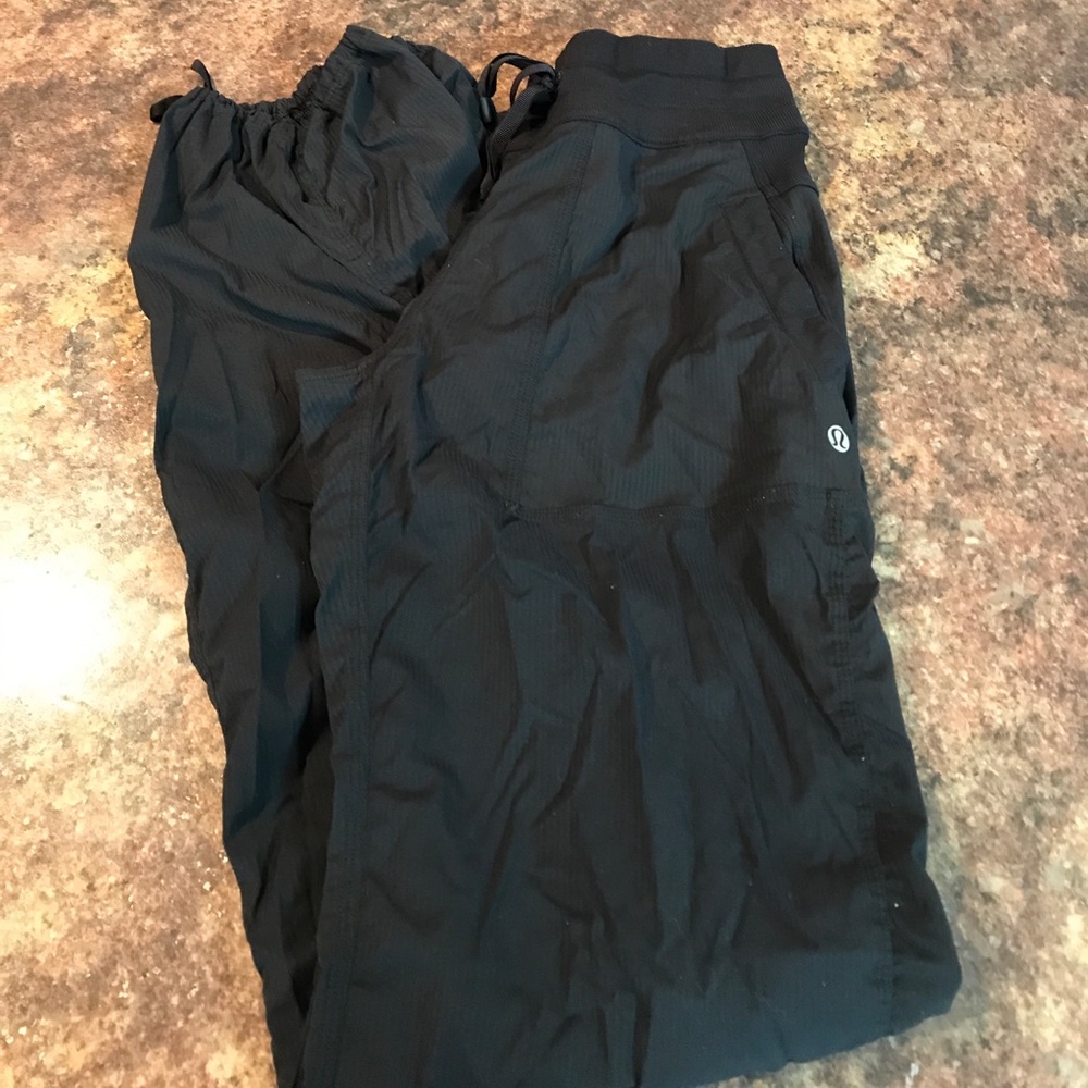 Lululemon size 6 jogging pants with tie bottom.