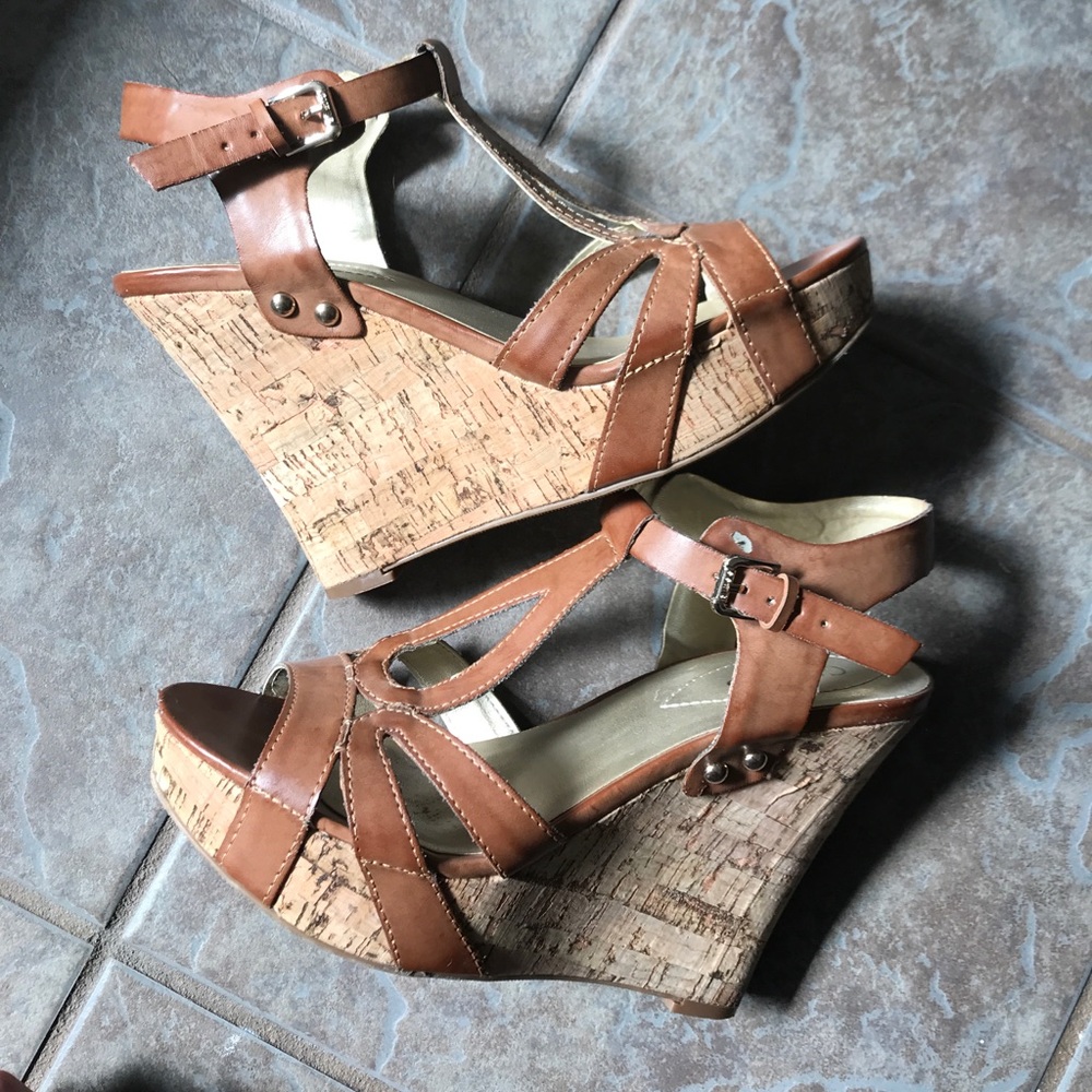 Guess camel/brown wedges