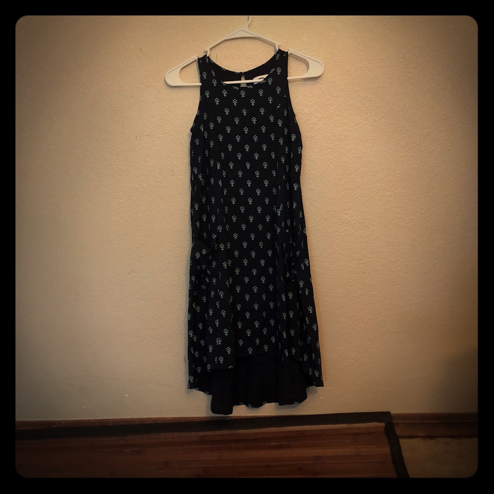Super cute dress with a button back