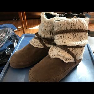 BRAND NEW womens MUK LUKS large 8-9