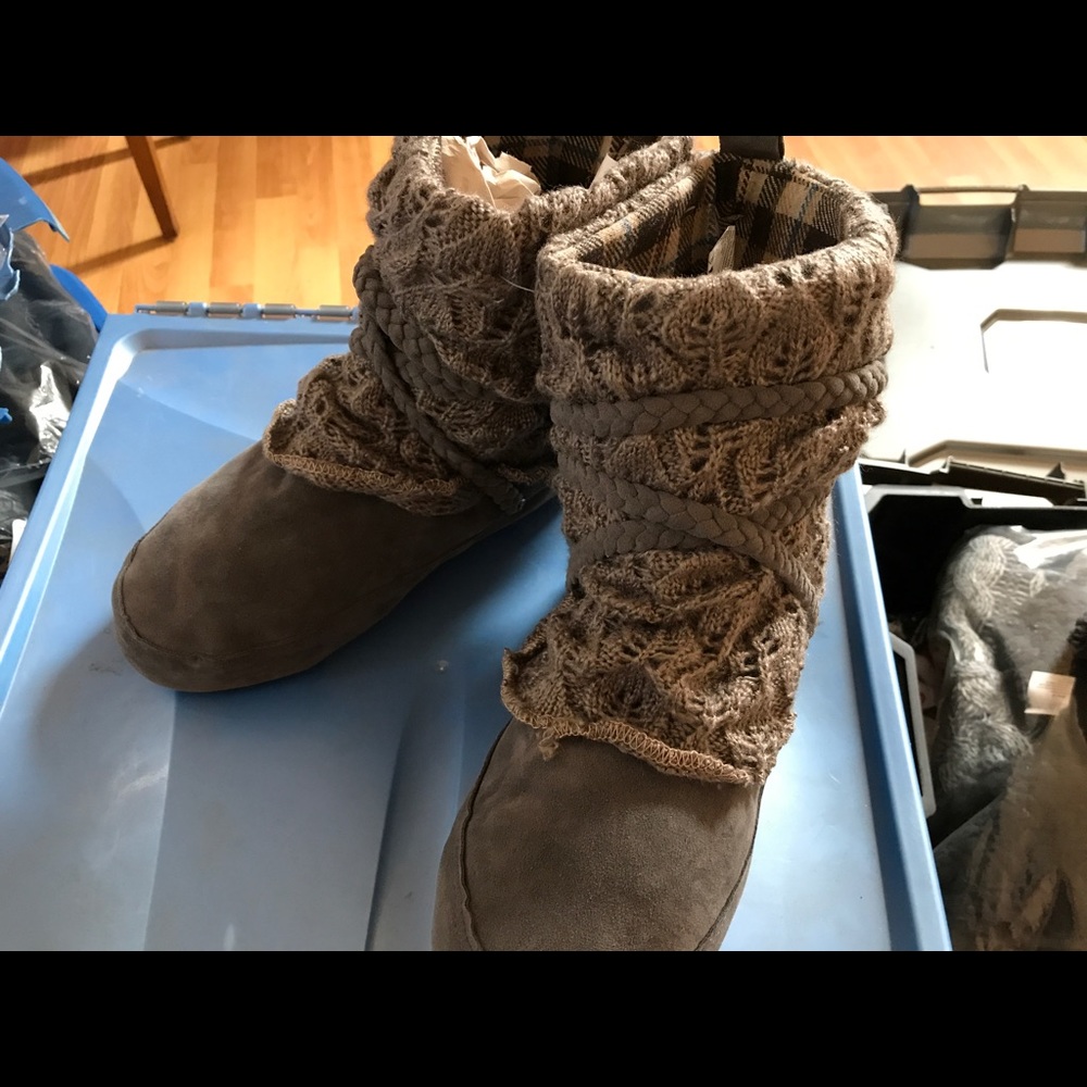 BRAND NEW womens MUK LUKS boot slippers LARGE 8-9