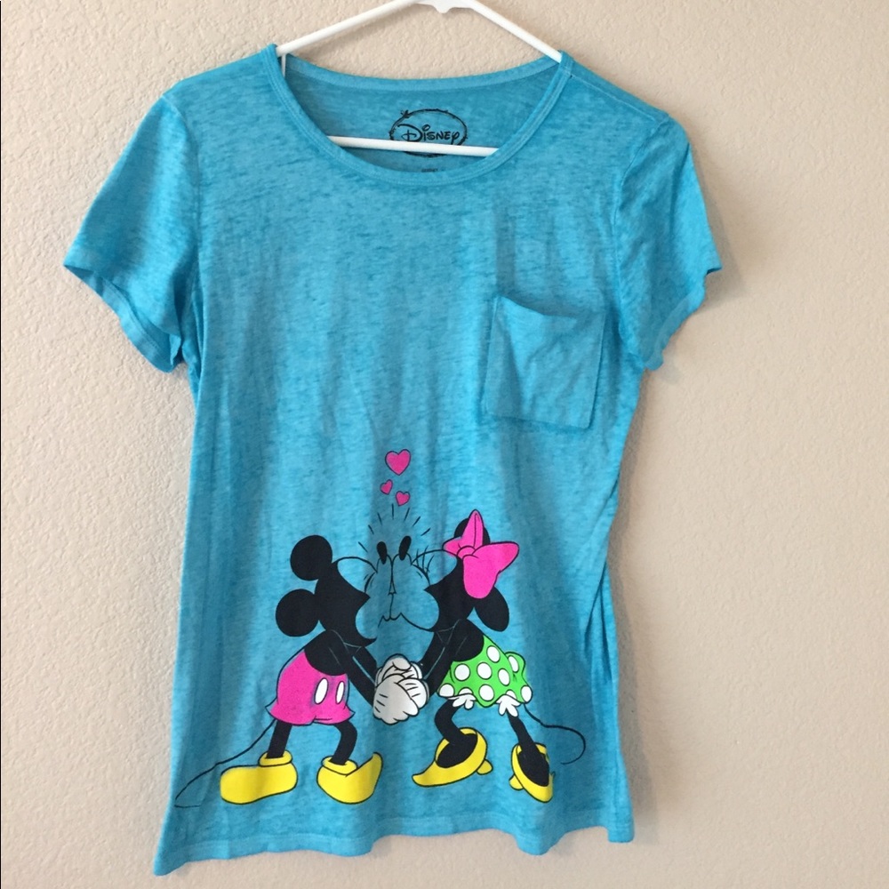 Disney Mickey and Minnie kissing tshirt
