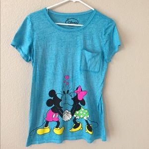 Disney Mickey and Minnie kissing tshirt