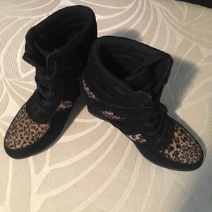 Women size 7 high-heeled sneakers
