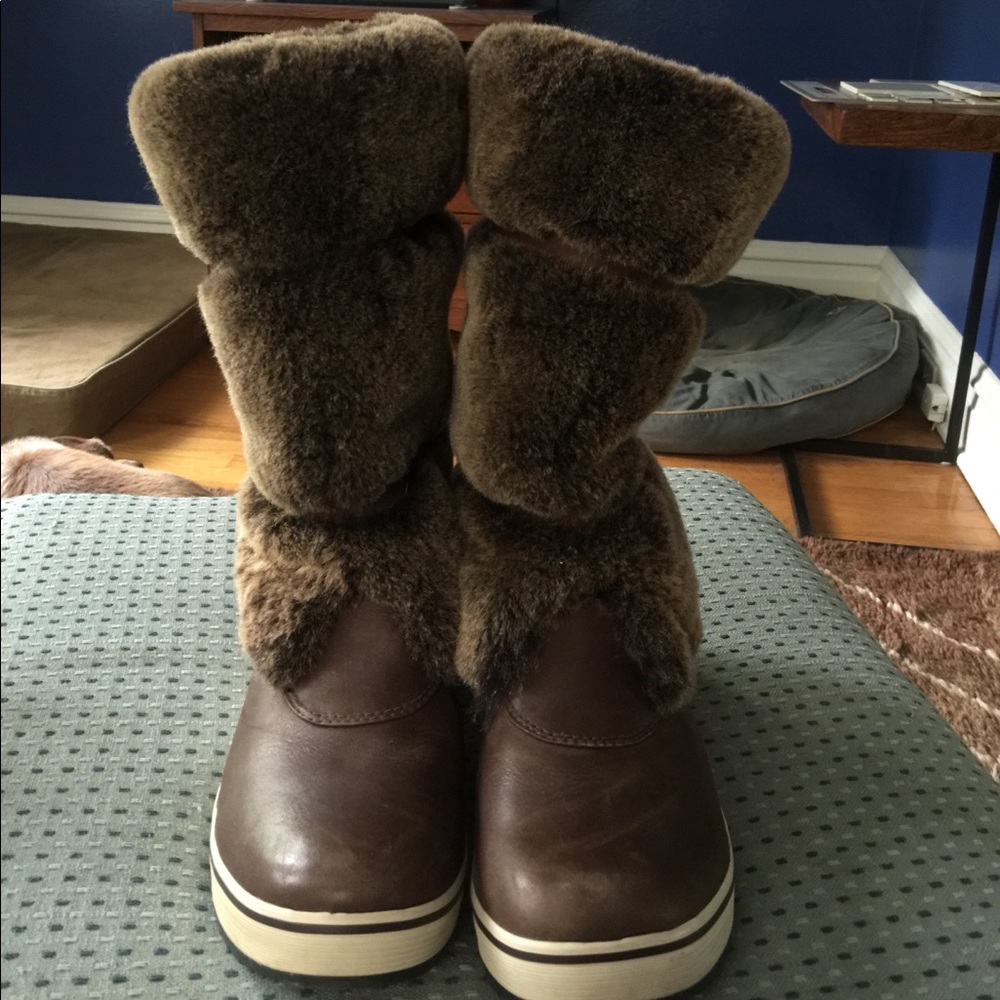 EUC Waterproof Sheepskin UGG Boots Size 8