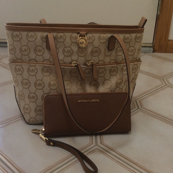 MICHAEL KORS Purse & Wristlet