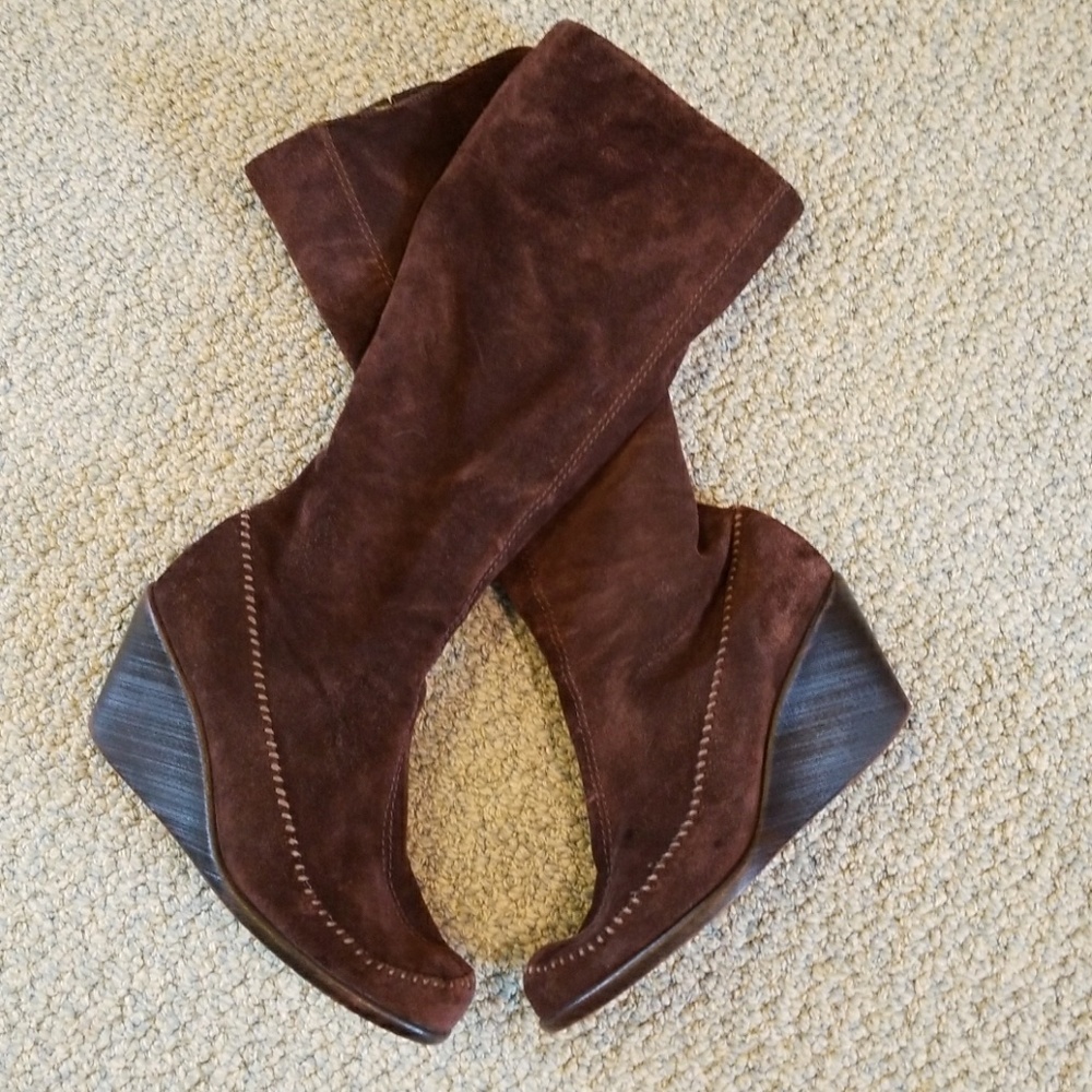 Aerosols leather boots