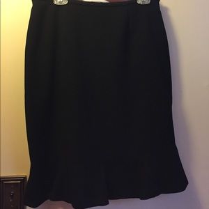 Le suit black crepe skirt