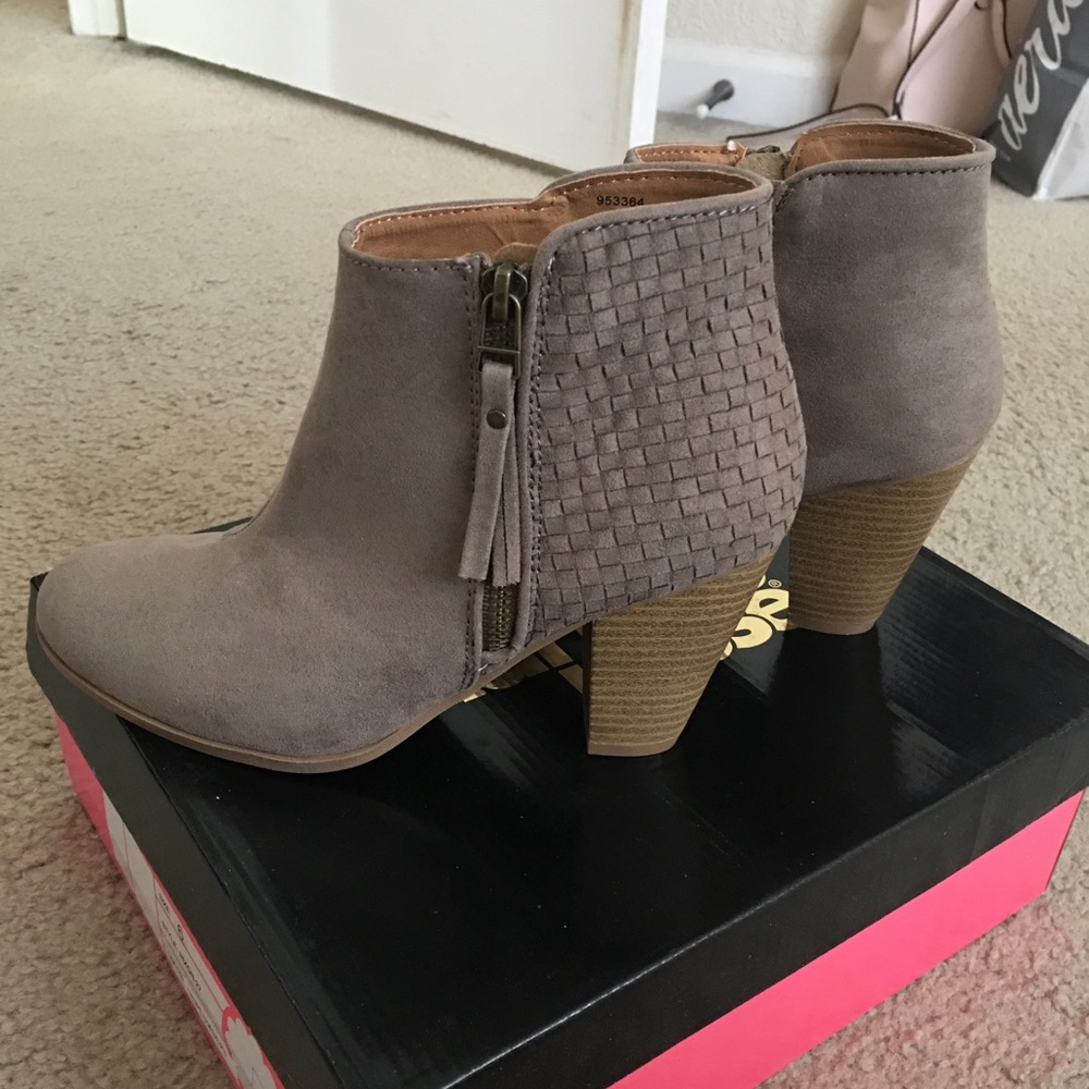 Charlotte Russe taupe suede booties NWT